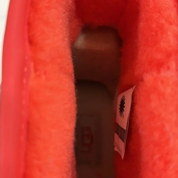 NWT Ugg boots - Picture 6 of 9